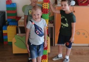Chłopcy zbudowali wieżę